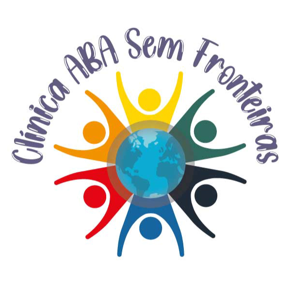 O logotipo da Clínica ABA Sem Fronteiras apresenta um globo terrestre central cercado por seis figuras humanas coloridas com os braços levantados, simbolizando união global e celebração. O nome da clínica curva-se sobre este arranjo em letras roxas cursivas. A imagem transmite uma mensagem de alcance e colaboração internacional no contexto da clínica.
