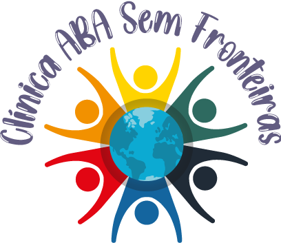 O logotipo da Clínica ABA Sem Fronteiras apresenta um globo terrestre central cercado por seis figuras humanas coloridas com os braços levantados, simbolizando união global e celebração. O nome da clínica curva-se sobre este arranjo em letras roxas cursivas. A imagem transmite uma mensagem de alcance e colaboração internacional no contexto da clínica.